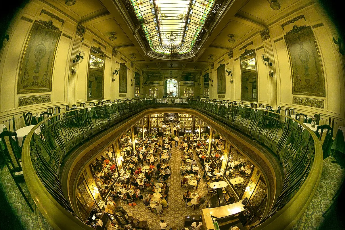 Interior de la Confeitaria Colombo en el Centro de Río